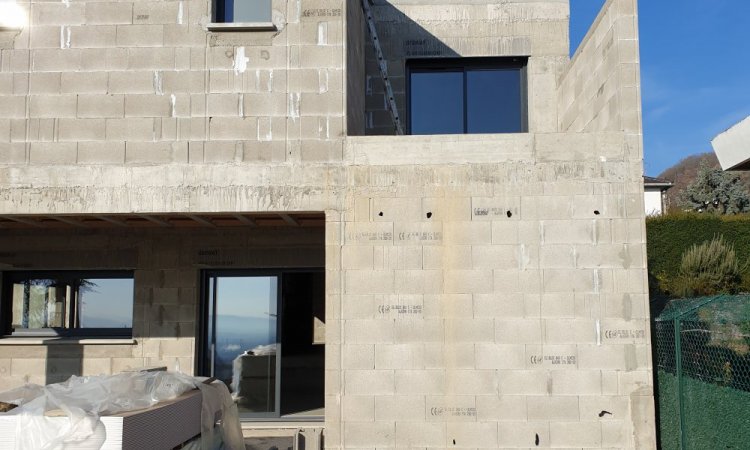 La pose des menuiseries extérieures en alu gris anthracite (RAL 7016) est terminée sur notre pavillon toit terrasse sur les hauteurs de Clermont-Ferrand